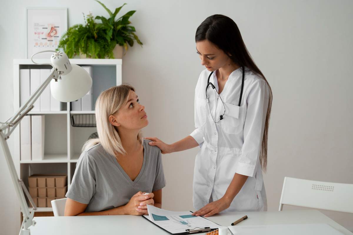 Médica e paciente conversando sobre recusa terapêutica